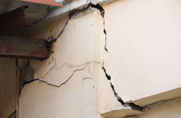 old building cracks